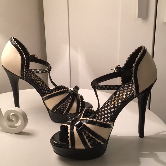 Like new heels - Picture 1 of 3